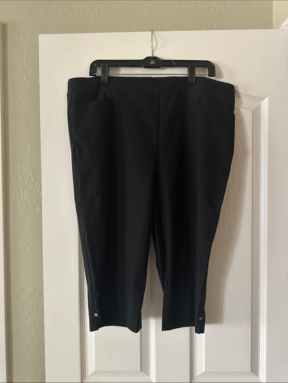 129 Chico's Black Cropped Capri Pants
